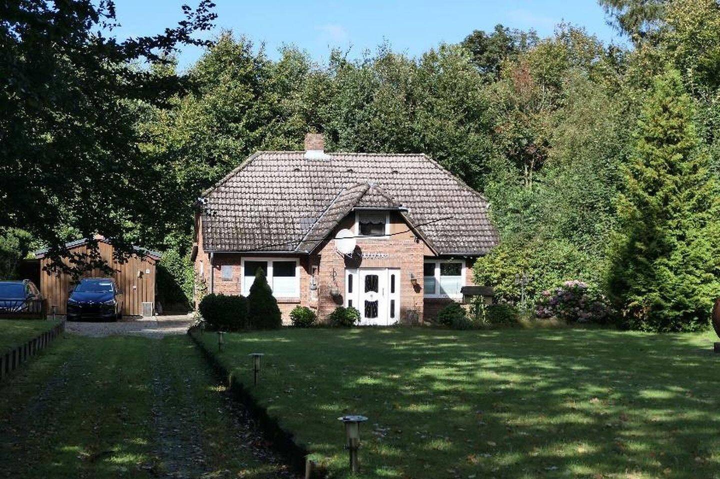 Idyllisches Anwesen mit Waldgrundstück bei Husum, 25813 Husum