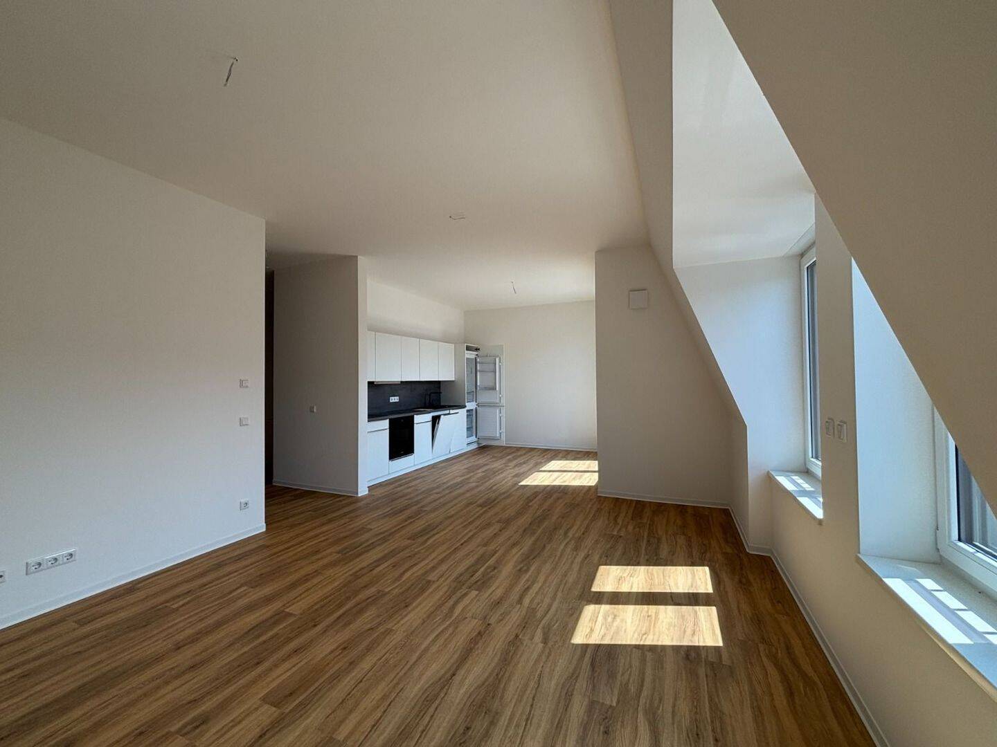 ERSTBEZUG! Hochwertige 3-Zi.-Whg. mit Tageslichtbad + EBK und Balkon !!!, 1159 Dresden