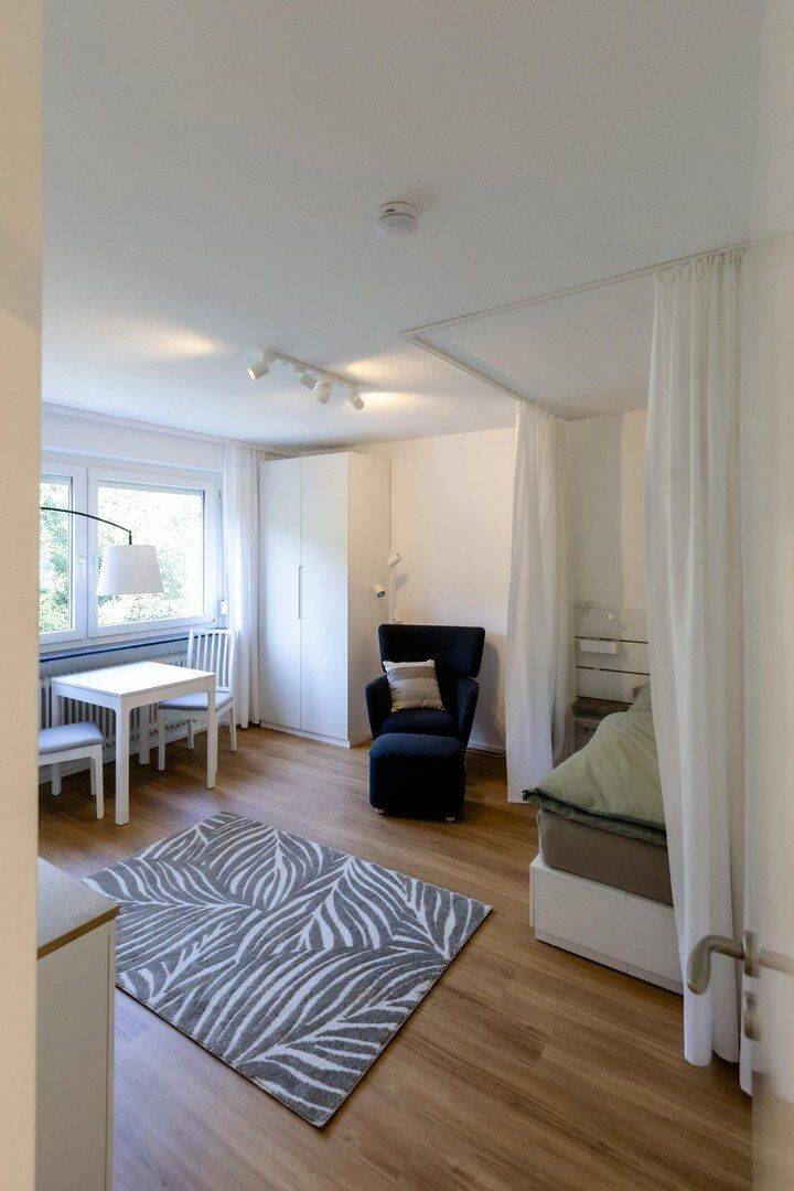 Möbliertes Zimmer auf Zeit in Berufstätigen-WG, 91054 Erlangen (Burgberg Erlangen-Nord Erlangen-Ost Innenstadt Sieglitzhof)