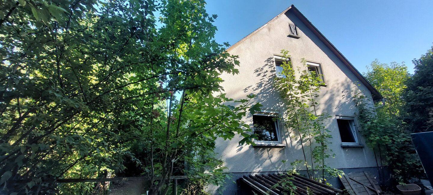 Freistehendes Einfamilienhaus mit großem Grundstück und grün eingewachsen ohne Einsicht von Nachbarn in Döllnitz zu verkaufen., 92705 Leuchtenberg