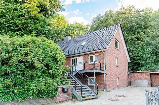 Stilvoll wohnen zwischen Wald und Förde –  Einfamilienhaus über drei Ebenen in Flensburg – Solitüde, 24944 Flensburg (Fruerlund Mürwik)