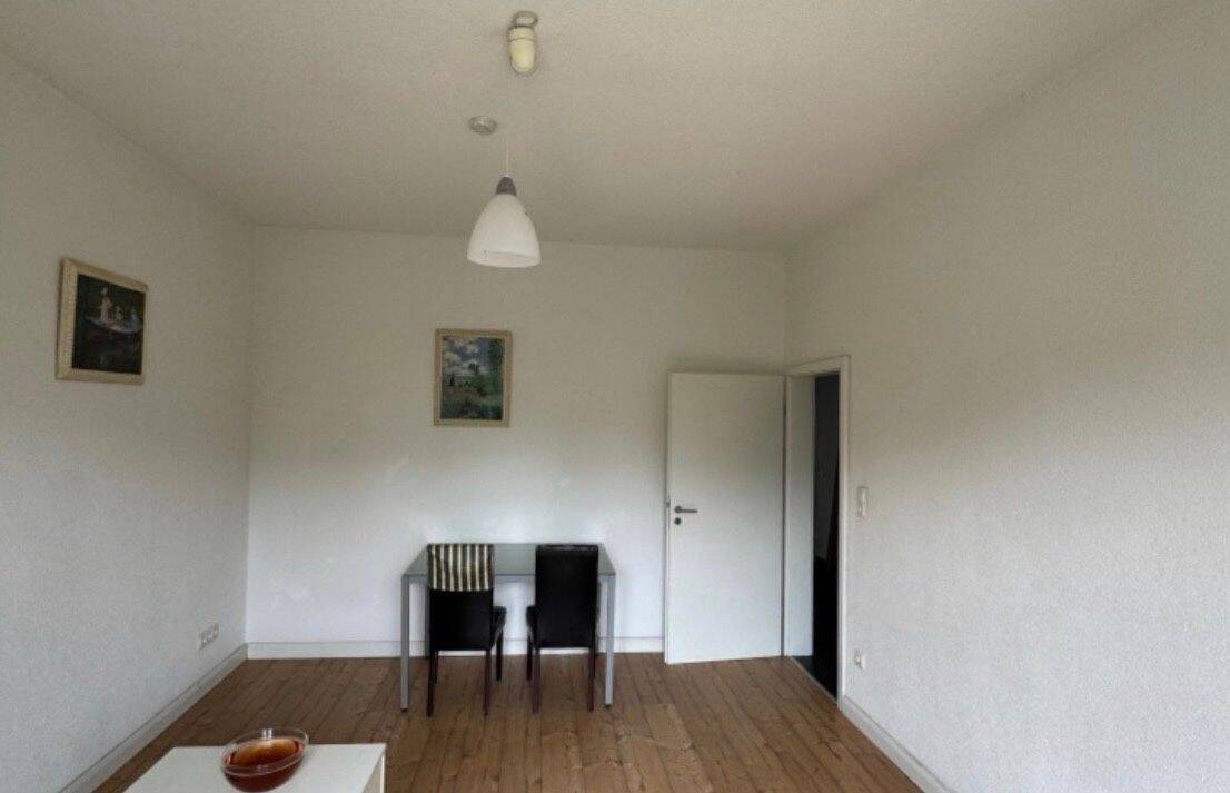 Sehr schönes, großes, neu gestrichenes, helles WG-Zimmer in einer 3er WG ,hohe Decken, gepflegtes Altbau, unweit von der Straßenbahn, 70374 Stuttgart (Bad Cannstatt Sommerrain)