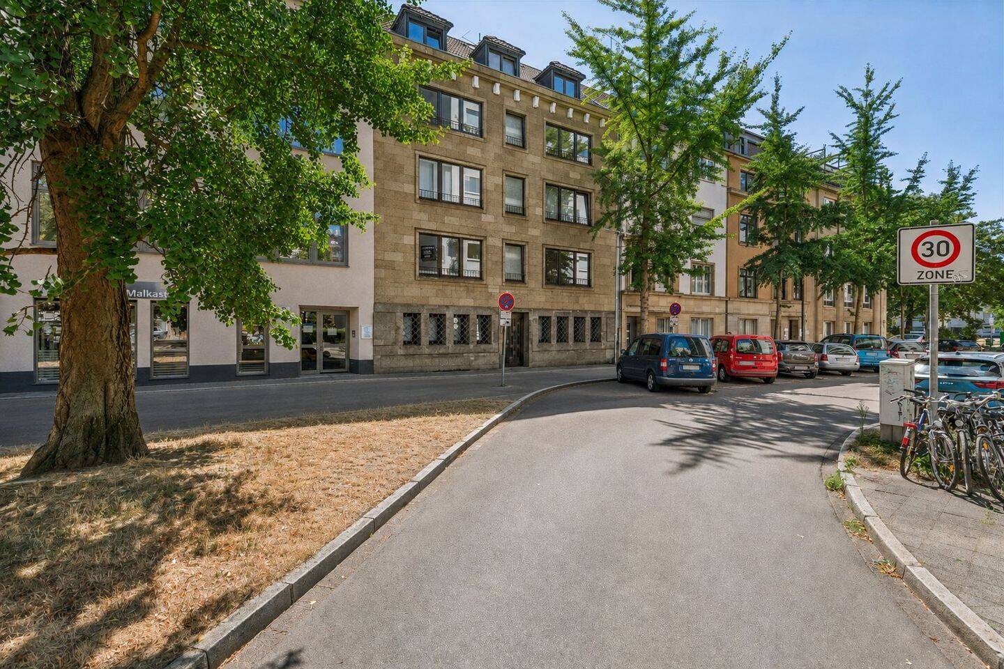 Großzügiges Wohnen.  Mit Liebe zum Detail kernsanierte 2.5-Zimmer-Wohnung mit großer Loggia in begehrter Lage, 40211 Düsseldorf (Pempelfort Stadtmitte)