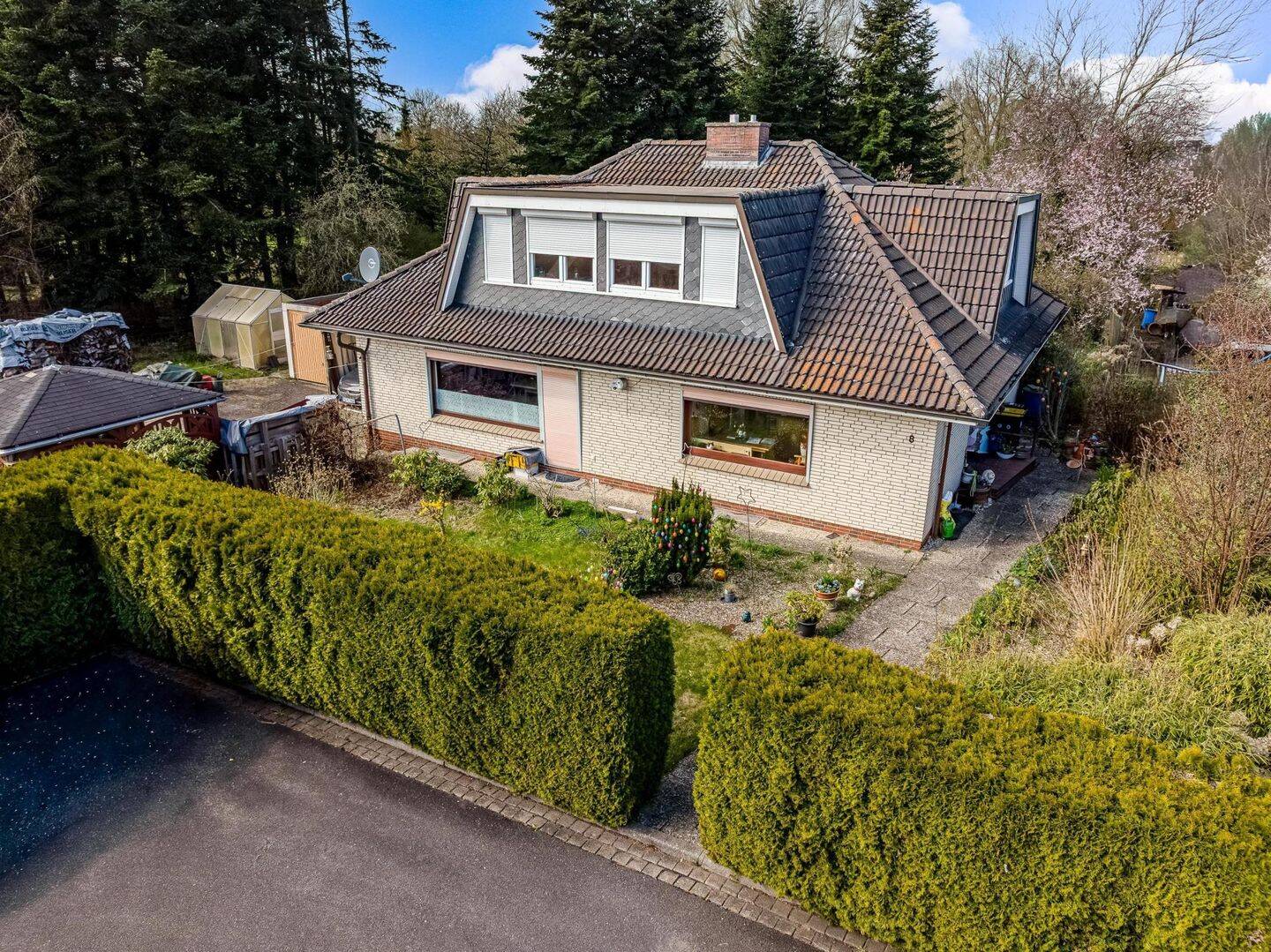 Geräumiges Einfamilienhaus mit Vollkeller und großem Grundstück in Sackgassenlage von  Barmstedt, 25355 Barmstedt