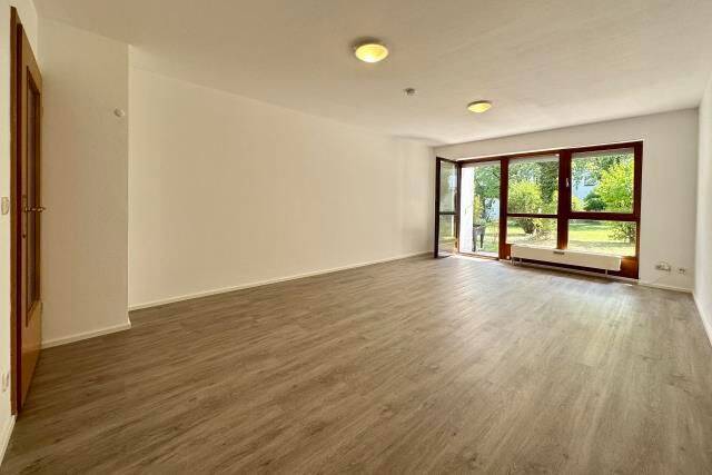 Ruhiges EG mit Terrasse, Balkon & TG-Stellplatz in Untermenzing, 80997 München (Allach-Untermenzing Moosach Pasing-Obermenzing)