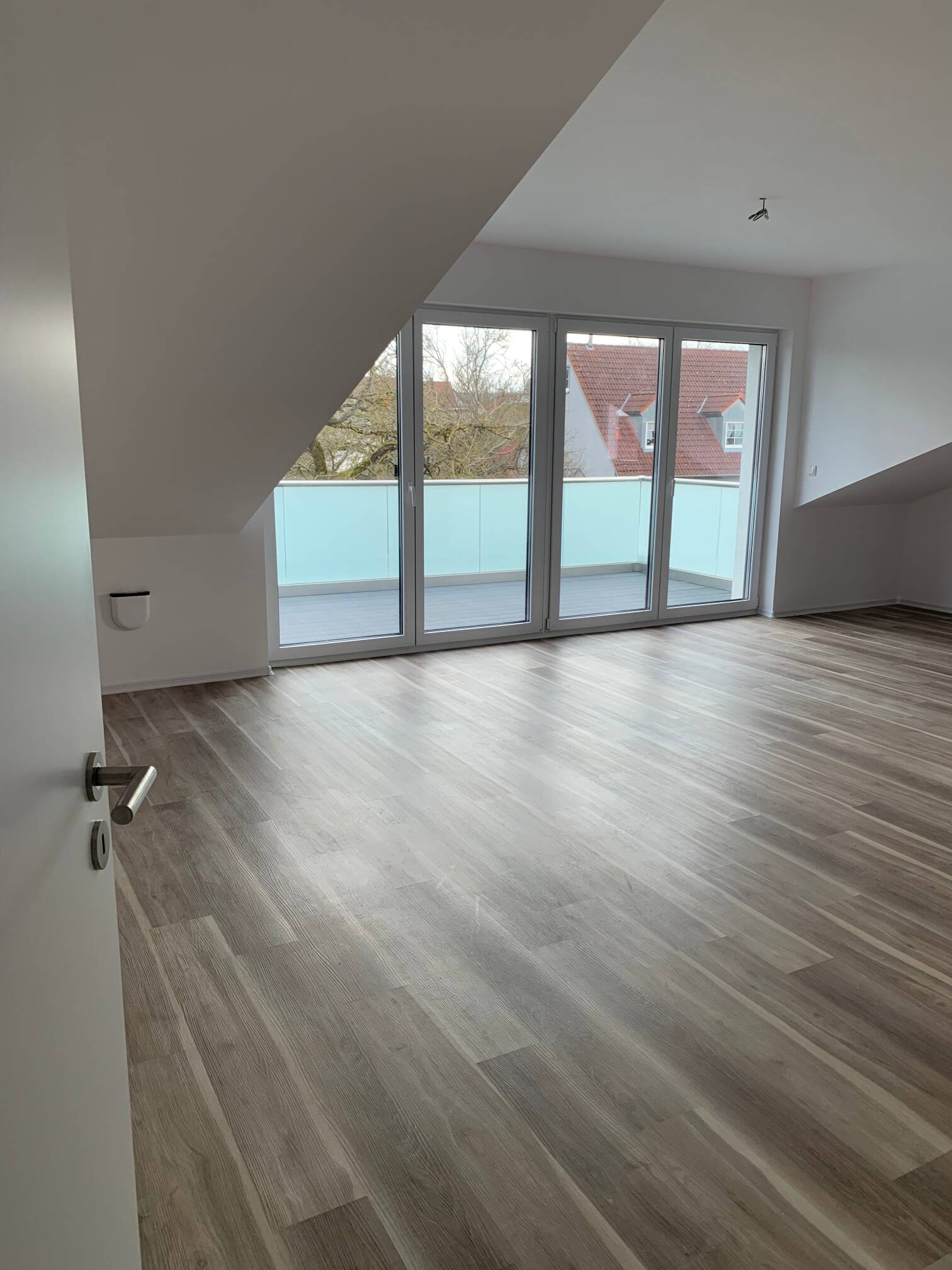 Helle Dachgeschosswohnung mit Balkon, 91589 Aurach