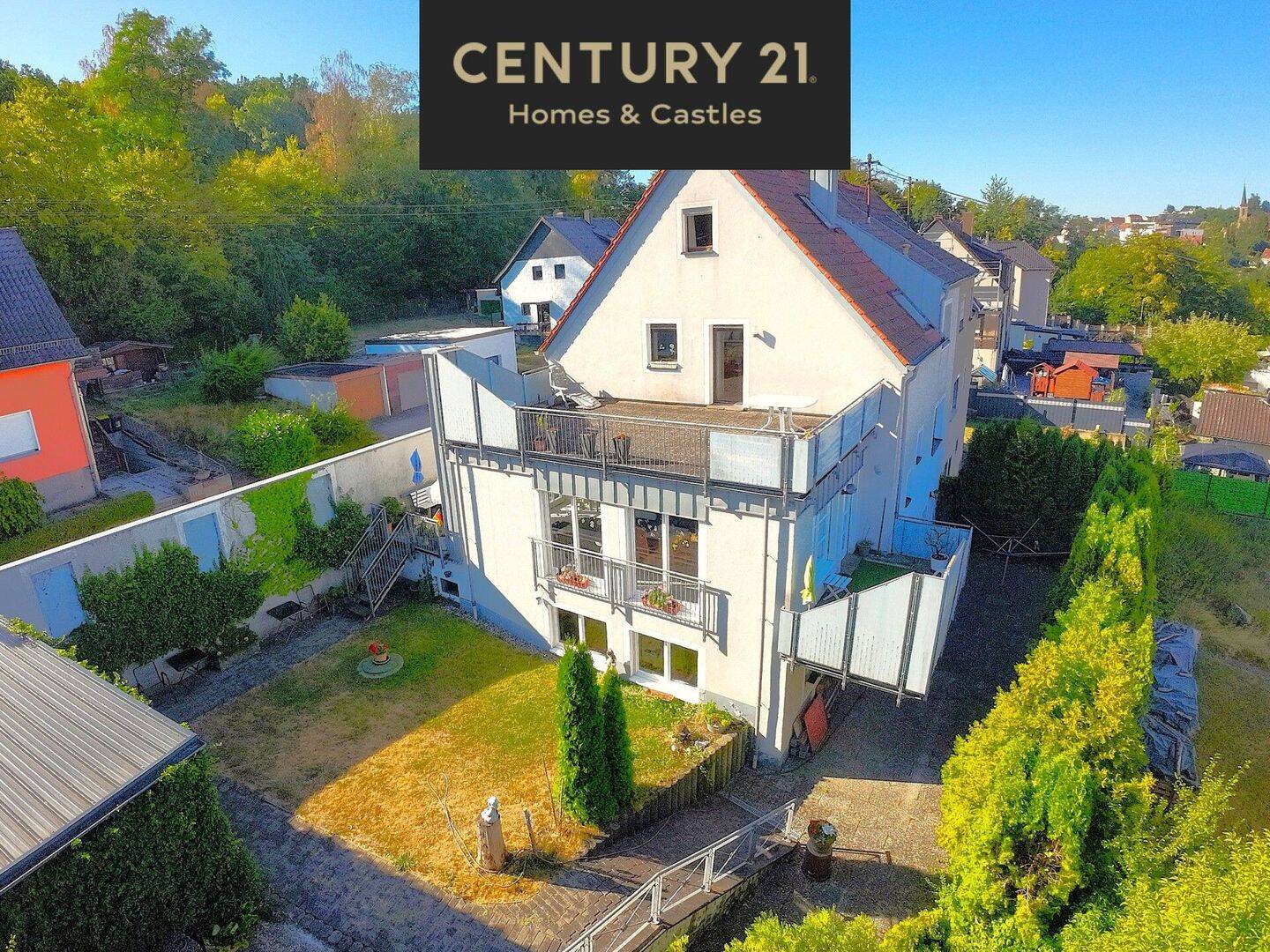 Attraktives Einfamilienhaus mit ELW, Garten und 4 Garagen in ruhiger Lage von Quierschied, 66287 Quierschied