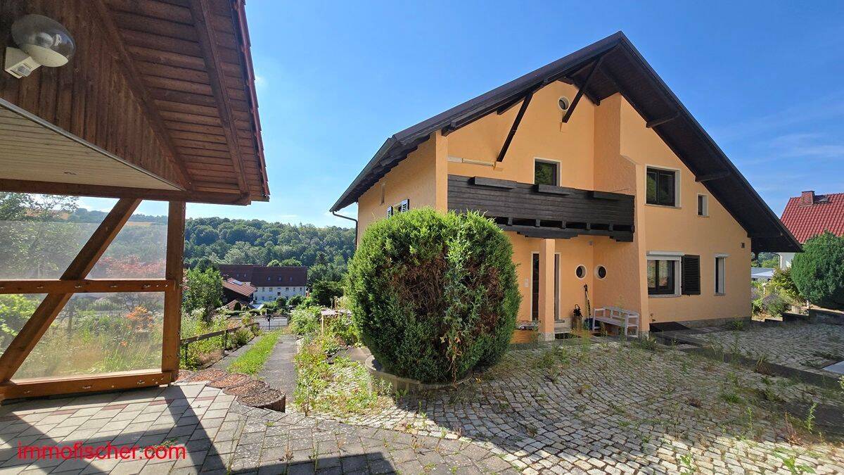 Dillstädt  – attraktives Wohnhaus mit Nebengebäude, zwei Garagen & Doppelcarport, 98530 Dillstädt