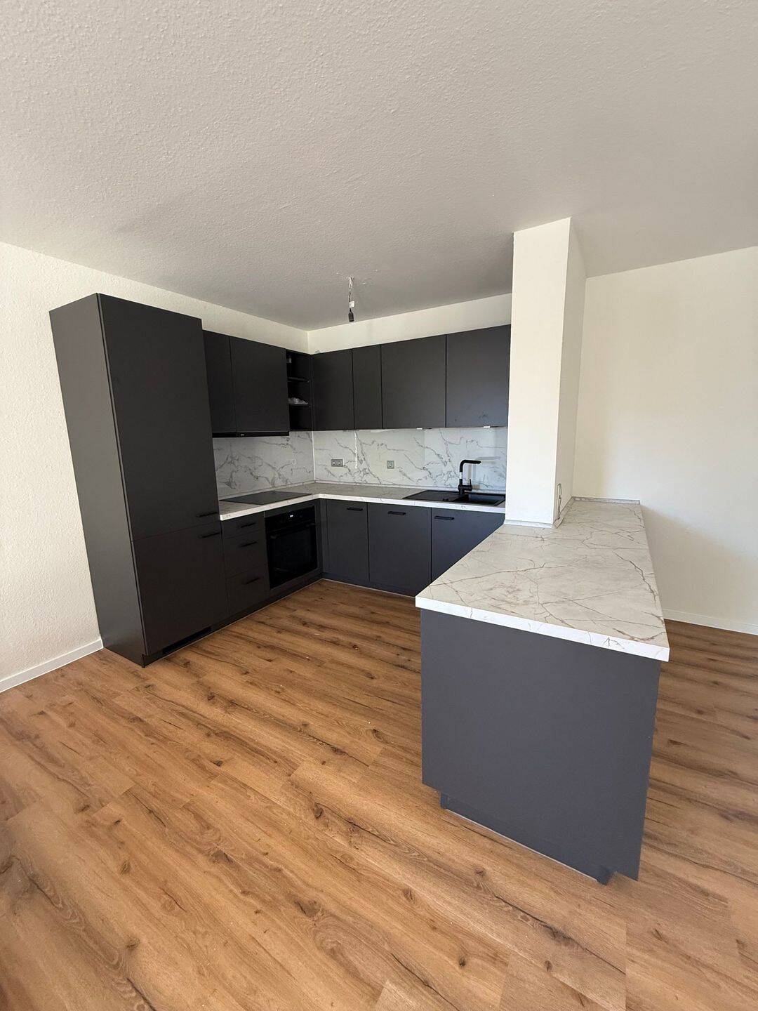 Frisch renovierte 2-Zimmer-Wohnung mit Balkon, Einbauküche & Stellplatz in Kerpen, 50171 Kerpen