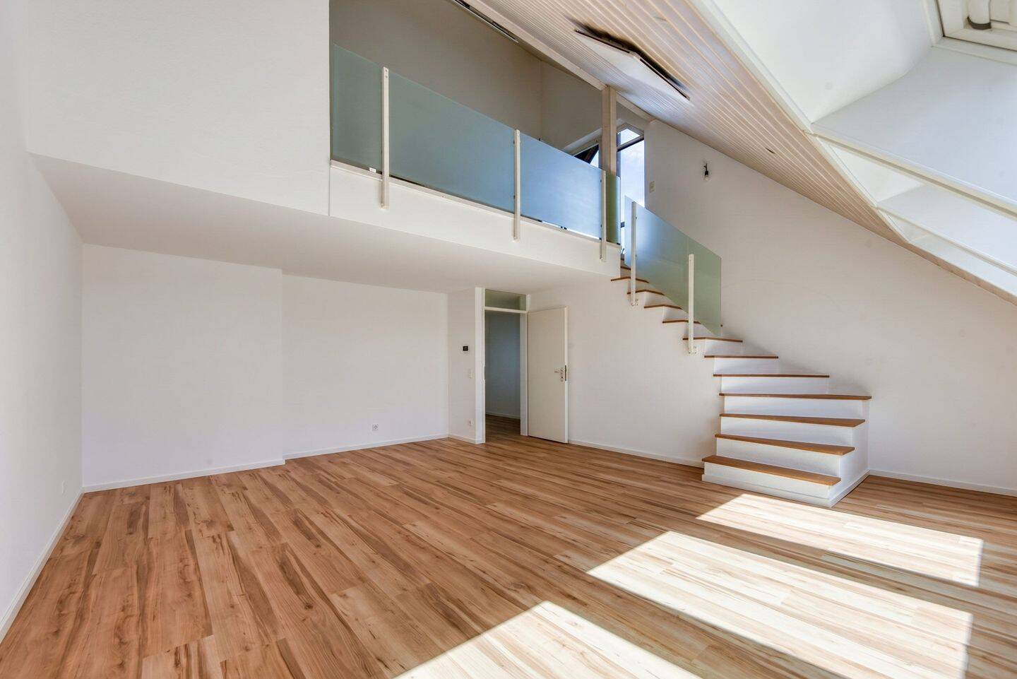 +++ frisch renoviert – DG-Maisonette-Galerie – Fußboden-Hzg. – 2 Bäder – Blk. & Fernblick – EBK +++, 70439 Stuttgart (Neuwirtshaus Stammheim Zuffenhausen)