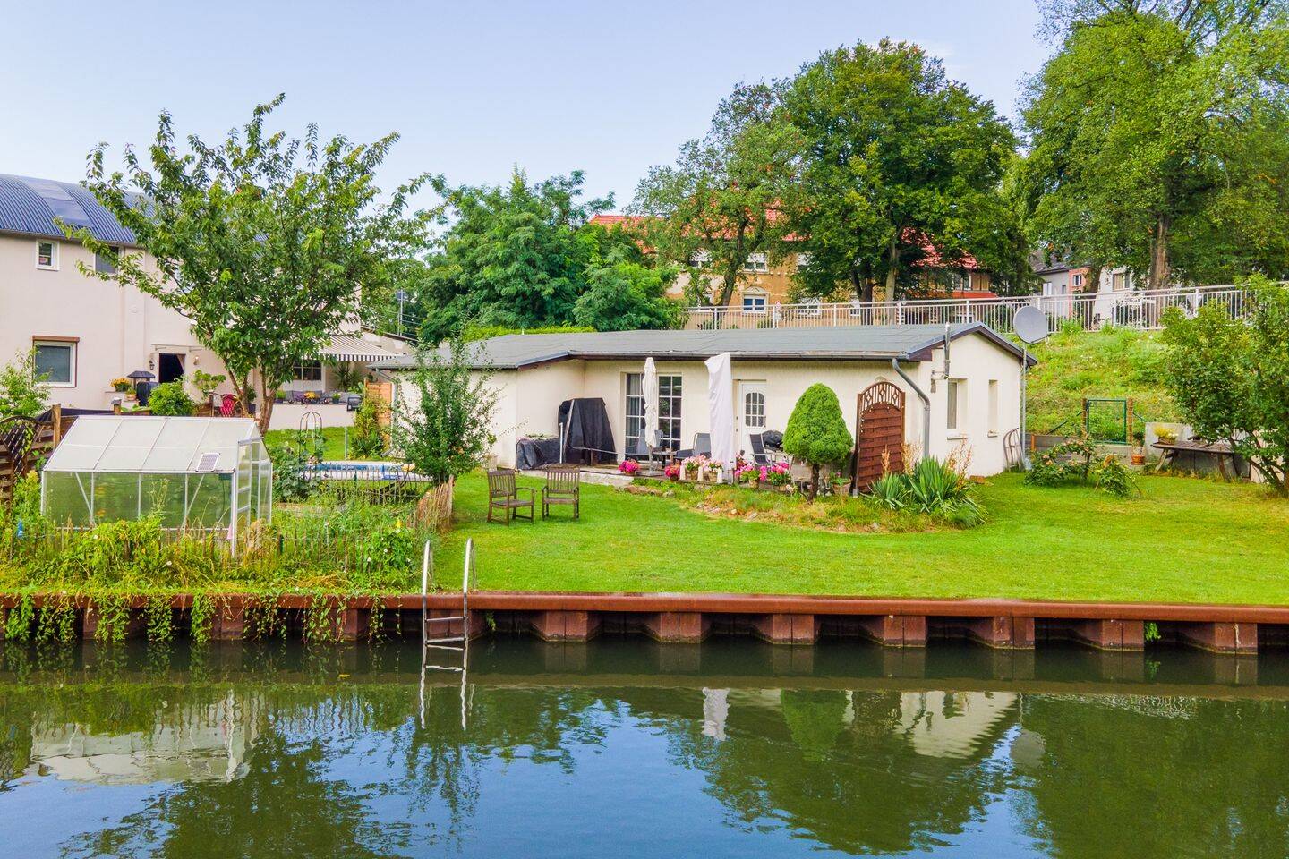 Am Wasser! Teil-sanierter Bungalow mit privatem Bootsanleger am Kanal, Einbauküche uvm in Rüdersdorf, 15562 Rüdersdorf bei Berlin