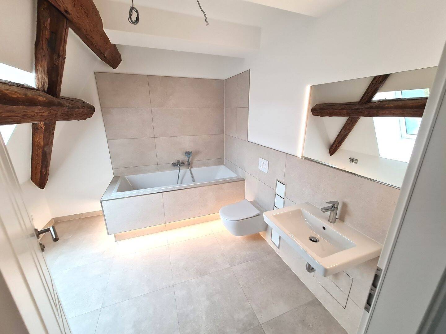 Moderne helle Dachgeschosswohnung mit Einbauküche, Stellplatz