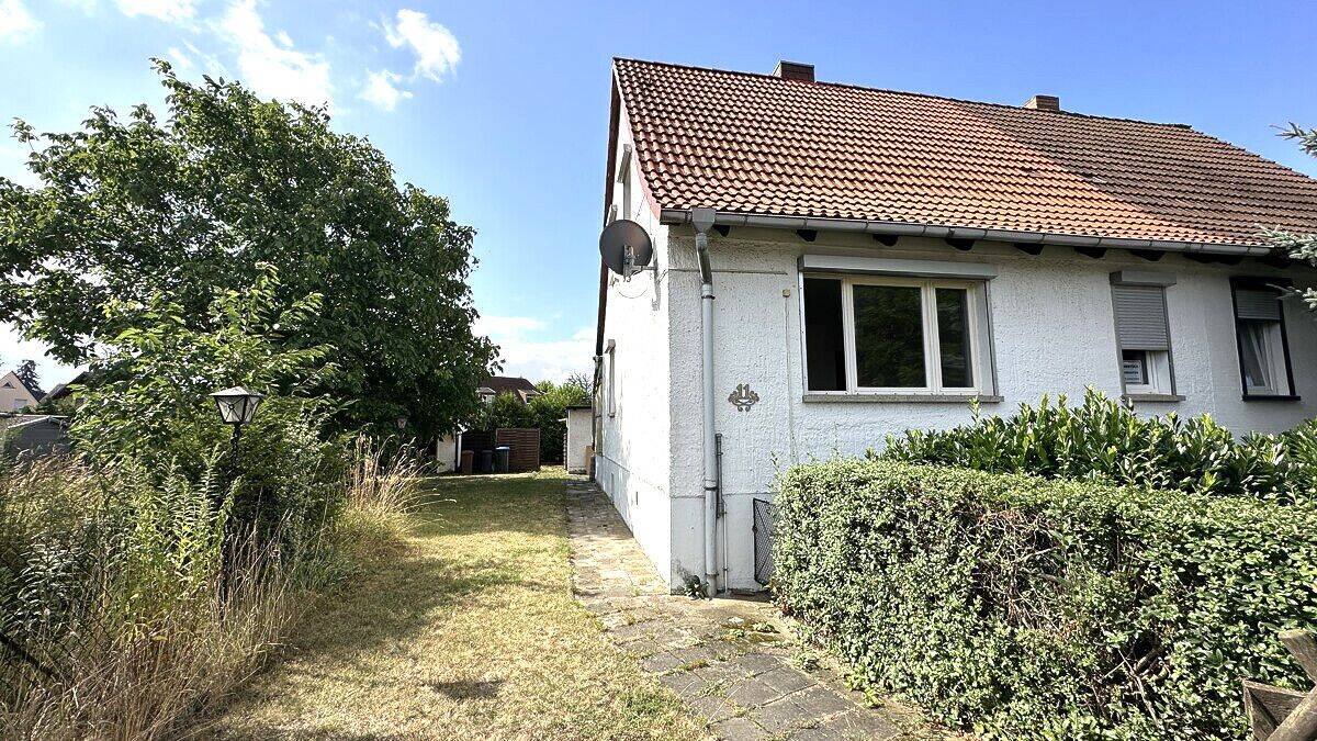 Viel Platz für Ihre Ideen – Doppelhaushälfte mit Nebengebäuden und Garten, 6780 Zörbig