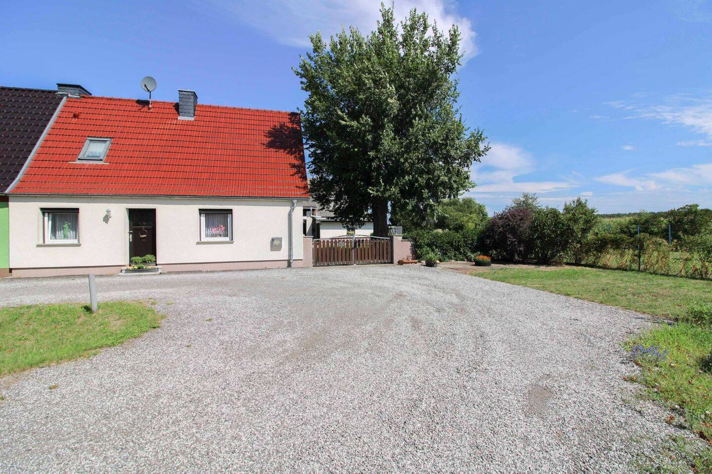 Sofort wohlfühlen: 4-Zi.-EFH mit Garten, Garage und Außenstellplätzen inkl. Schuppen in Langenrieth, 4931 Bad Liebenwerda