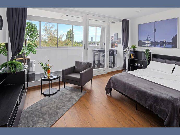 Möbliert: Frisch renoviert: 1-Zimmer Wohnung mit Wintergarten, 80997 München (Allach-Untermenzing Moosach Pasing-Obermenzing)