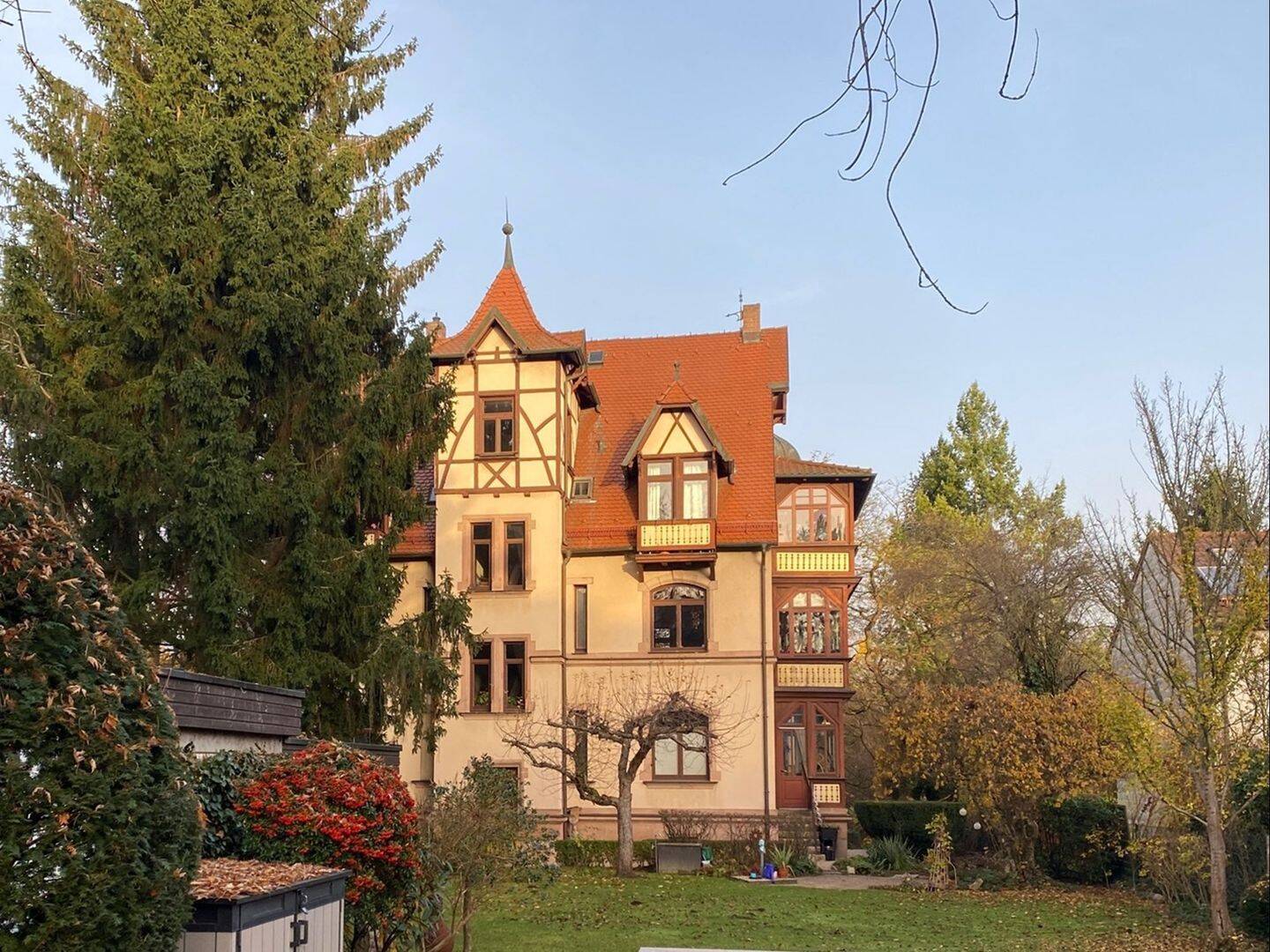 WOHNEN IN DENKMALGESCHÜTZTER JUGENDSTIL-VILLA: 5-ZIMMER-WOHNUNG MIT STELLPLATZ IN NÜRNBERG-MÖGELDORF, 90482 Nürnberg (Freiland Laufamholz Mögeldorf Rehhof Unterbürg)