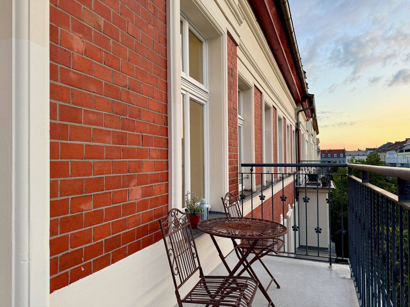 bezugsfrei & provisionsfrei: Renovierter Altbau mit 2 Balkonen, Aufzug und Einbauküche am Mauerpark, 10435 Berlin (Mitte Prenzlauer Berg)