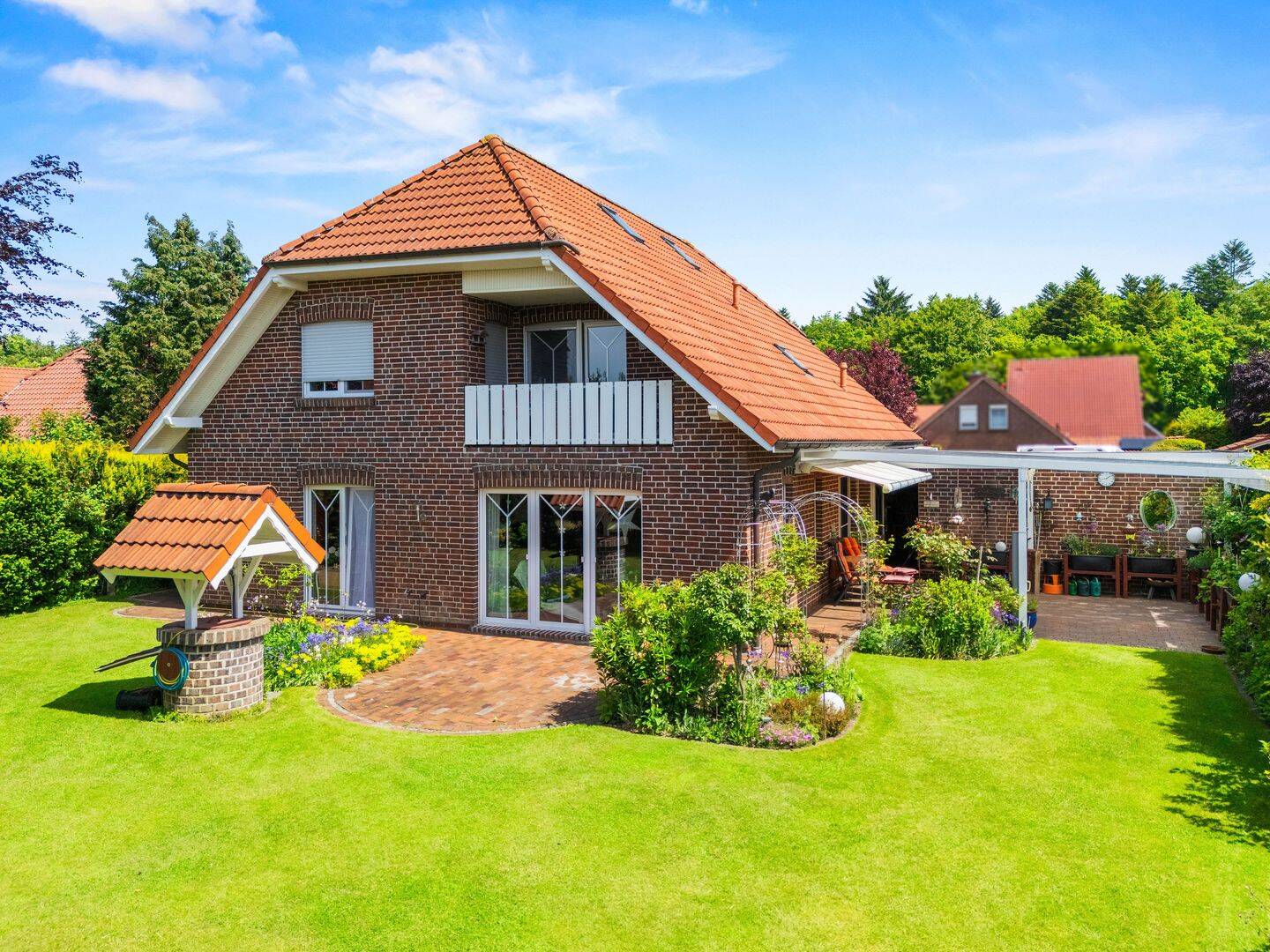 Hage: Großzügiges Einfamilienhaus mit vermieteter ELW, Doppelcarport und Wohnmobil-Stellplatz, 26524 Hage