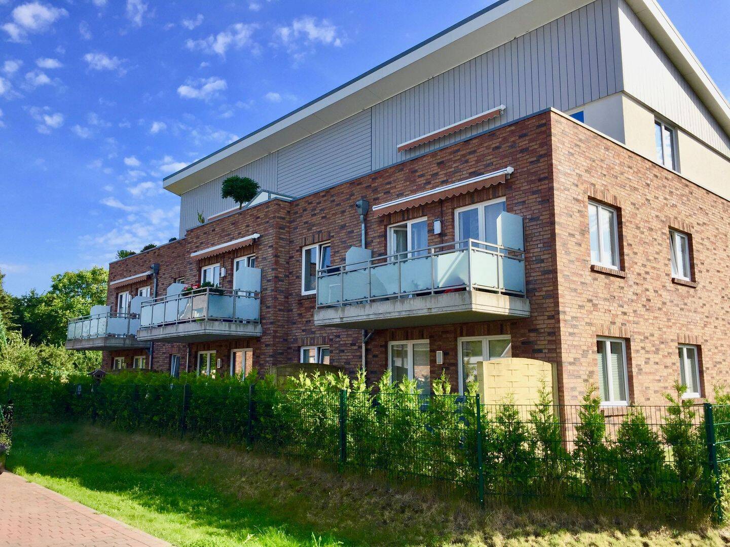 Sonnige Drei-Zimmerwohnung – Dachterrasse – Carport – Aufzugg, 24537 Neumünster (Böcklersiedlung Faldera Gartenstadt)