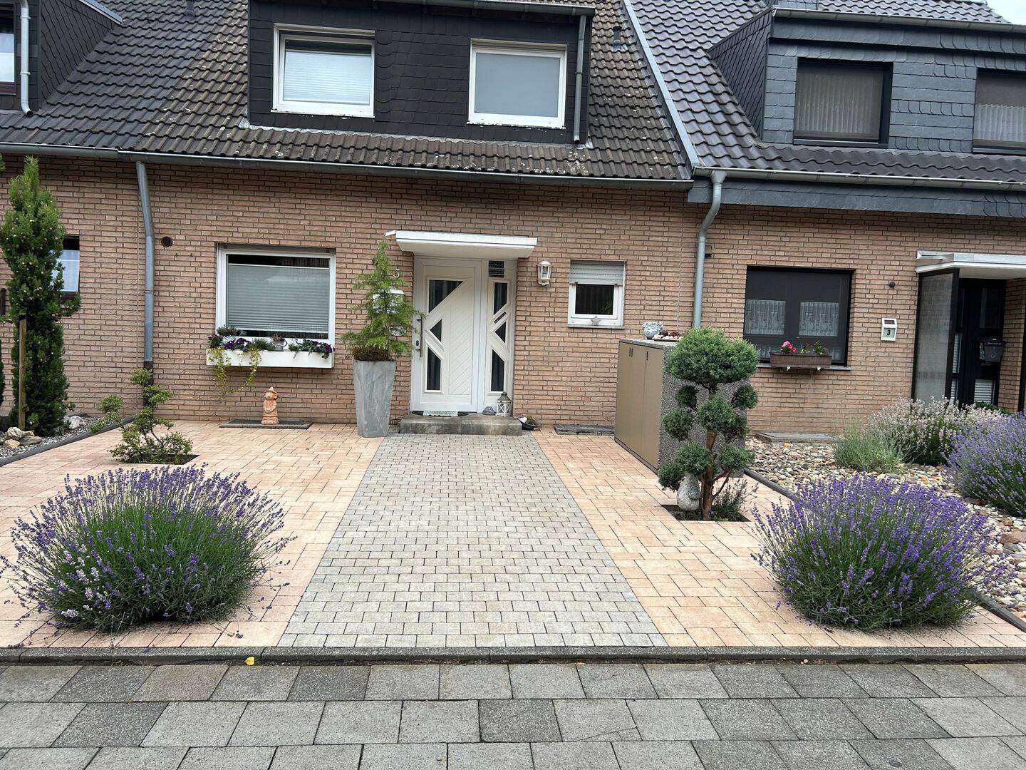 Gepflegtes Reihenhaus aus dem Baujahr 1980 mit Garten und Garage, 41516 Grevenbroich