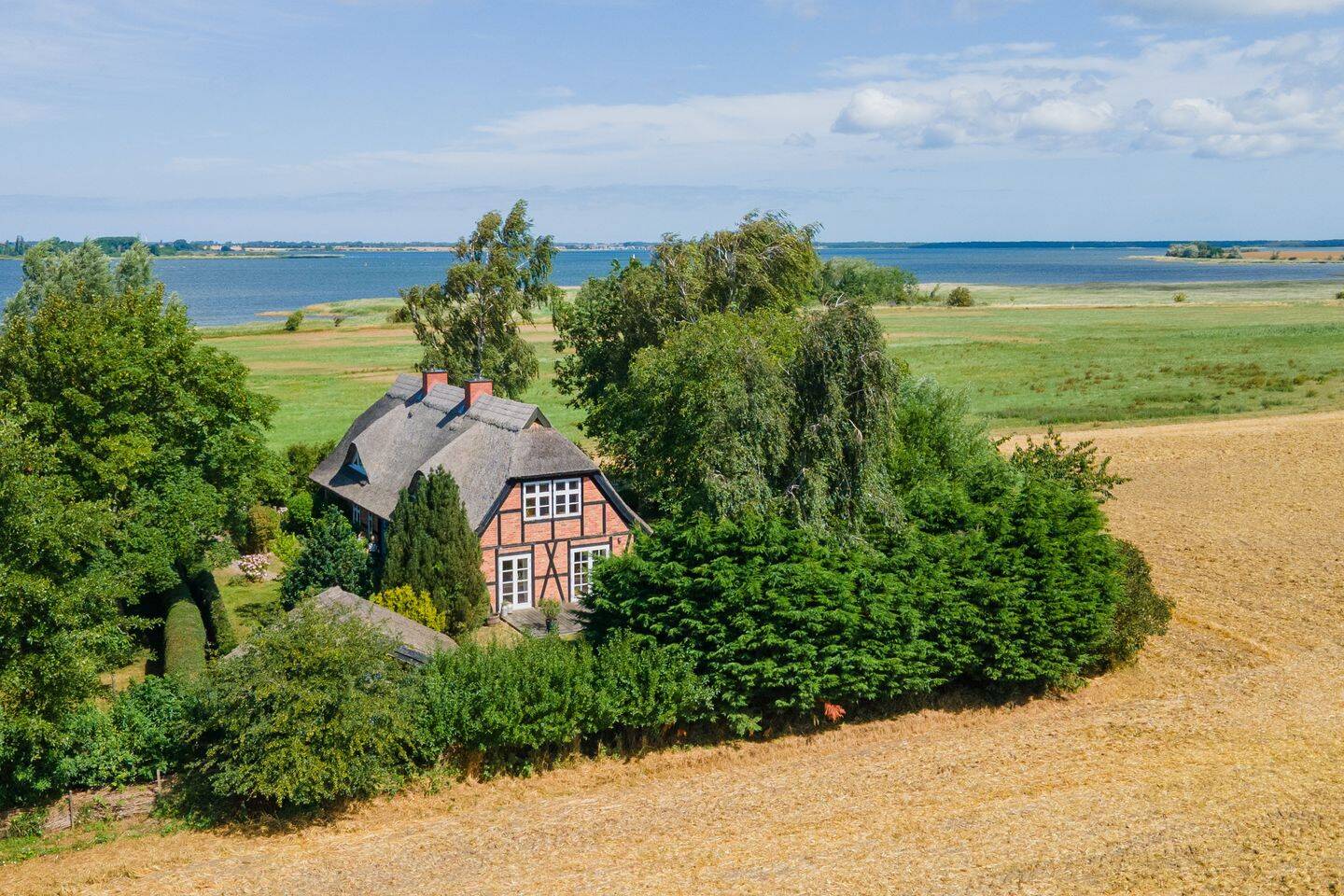 Bodden-Panorama! Reetdach-Domizil inkl. Möblierung, Einbauküche, Kamin u.v.m. in Vieregge auf Rügen, 18569 Neuenkirchen