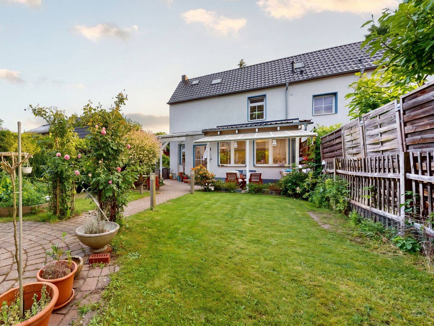 Familienfreundliche Doppelhaushälfte mit Garten und Carport