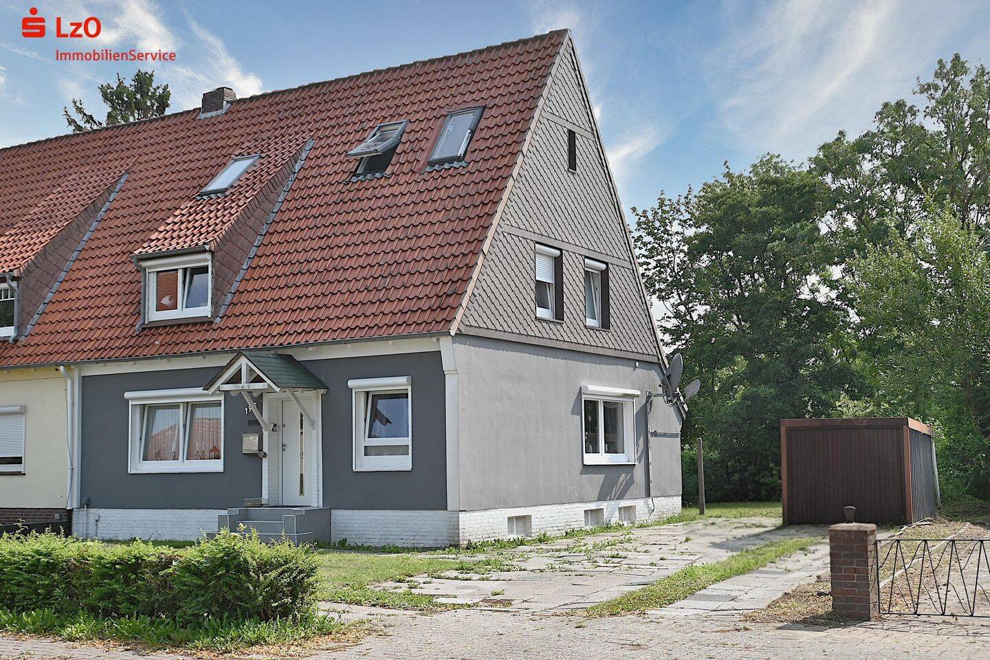 Komfort & Charme – Doppelhaushälfte mit ausgebautem Dach, großzügigem Garten und modern, 26954 Nordenham