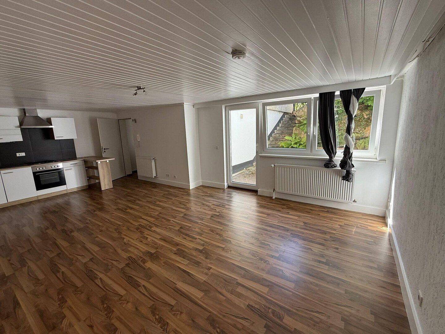 Helle Kellerwohnung mit Einbauküche und kleiner Terrasse, 36037 Fulda