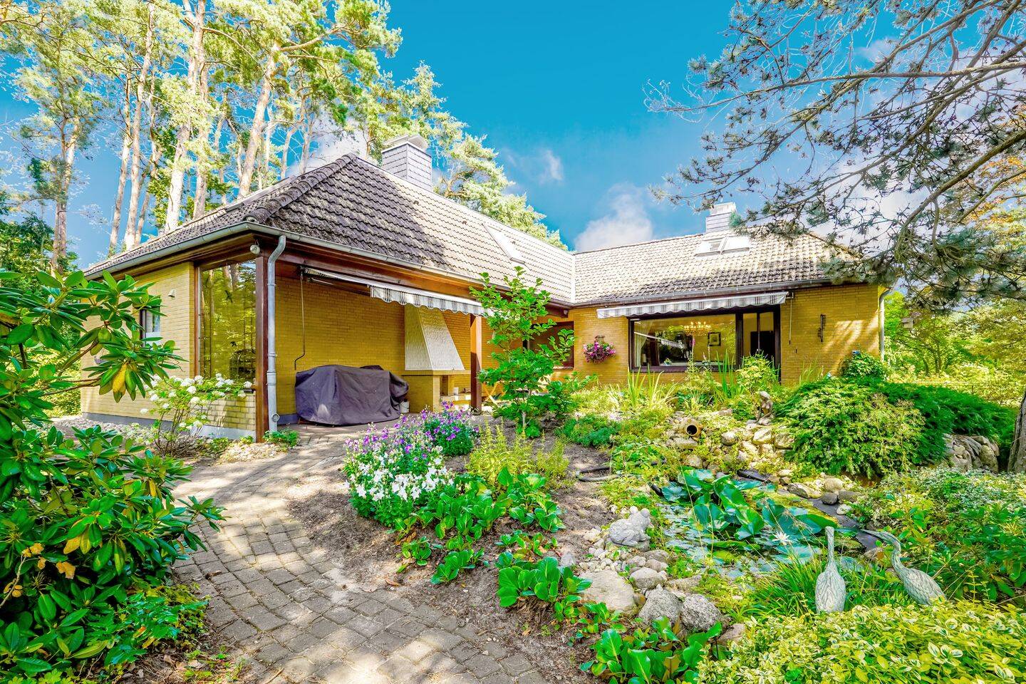 Großzügiges Einfamilienhaus mit großem Garten, Kamin und vielseitigem Anbau in Adendorf, 21365 Adendorf
