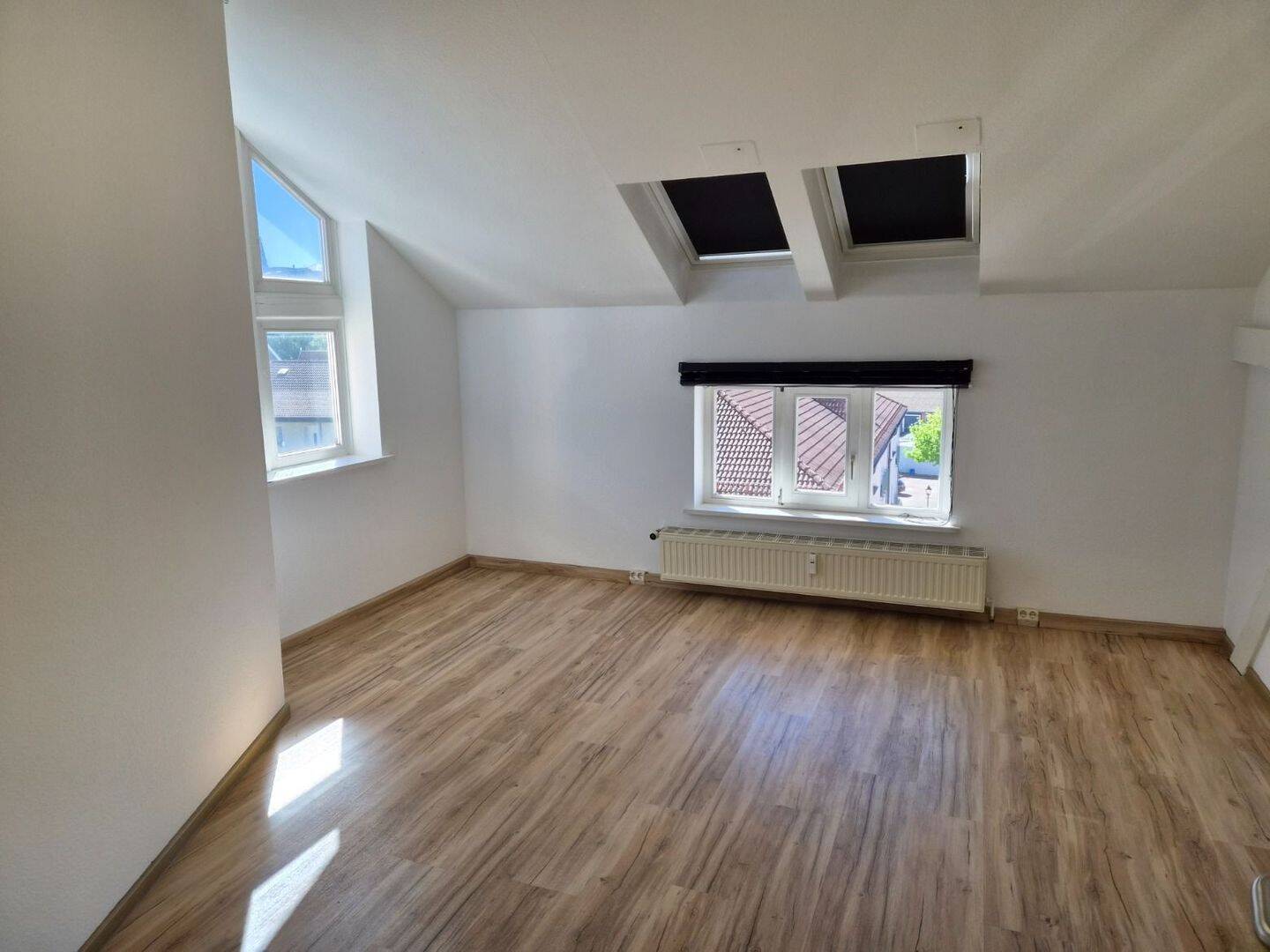 Dachgeschosswohnung mit 5 Zimmern, Einbauküche und Lift in Nordhausen, 99734 Nordhausen