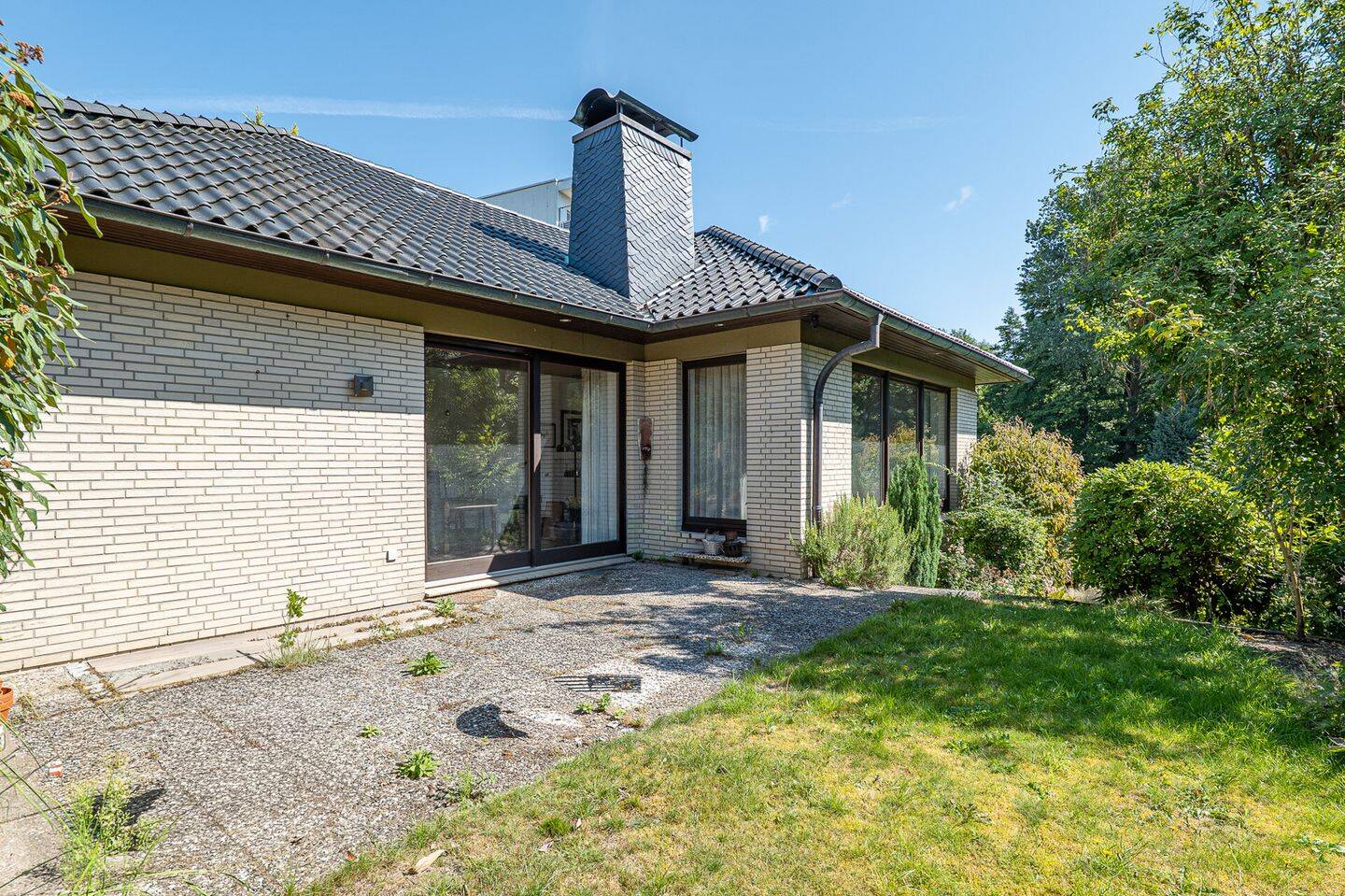 Viel Platz für Familie und Ideen – Einfamilienhaus mit besonderer Architektur und schönem Garten, 21680 Stade