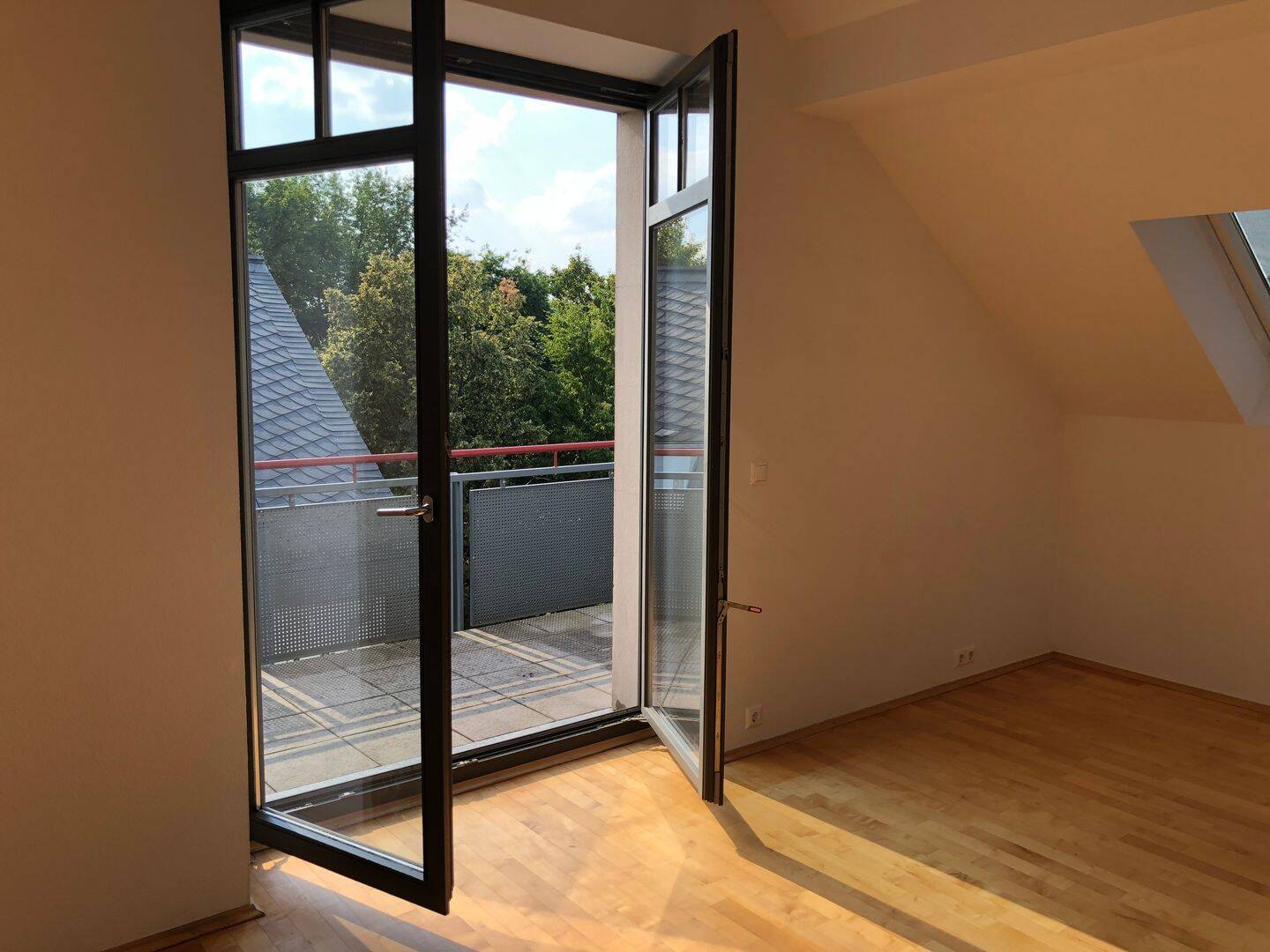 einzigartige Dachgeschosswohnung in zentrumsnaher Lage mit Einbauküche / Klimaanlage, 8056 Zwickau