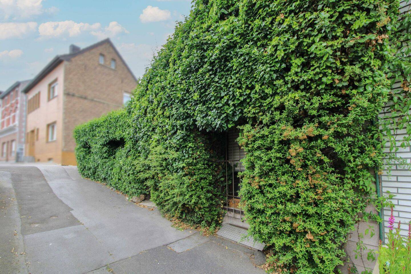 Sanierungsbedürftiges Einfamilienhaus mit Potenzial auf 310 m² Grundstück in Herzogenrath-Kohlscheid, 52134 Herzogenrath