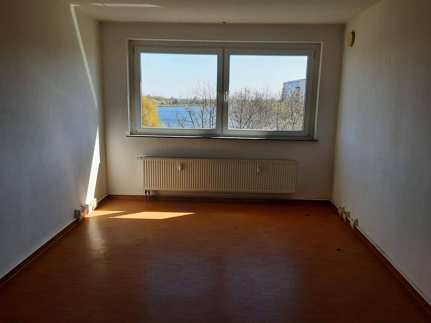 Lichtdurchflutete 1- Wohnung mit Seeblick sucht Bewohner!, 39126 Magdeburg (Barleber See Gewerbegebiet Nord Industriehafen Neustädter See Rothensee)