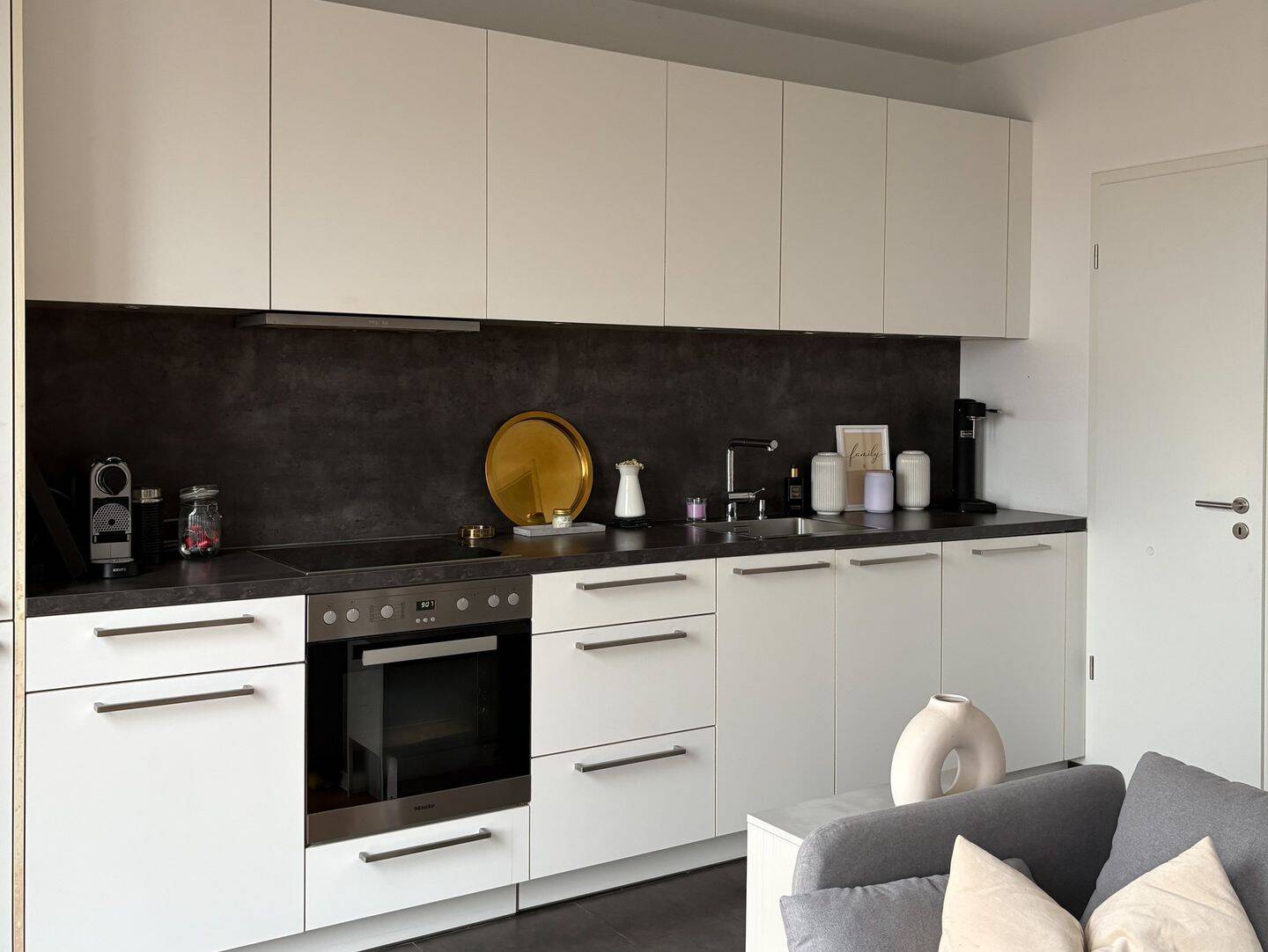 Helle 2-Zimmer-Wohnung mit zwei Balkonen und schönem Ausblick, 60435 Frankfurt am Main