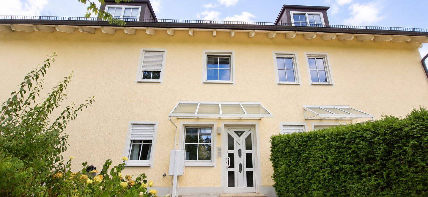 Traumhafter Blick ins Grüne- sehr helle, luftige DG-Wohnung in Waldtrudering, 81827 München (Ramersdorf-Perlach Trudering-Riem)