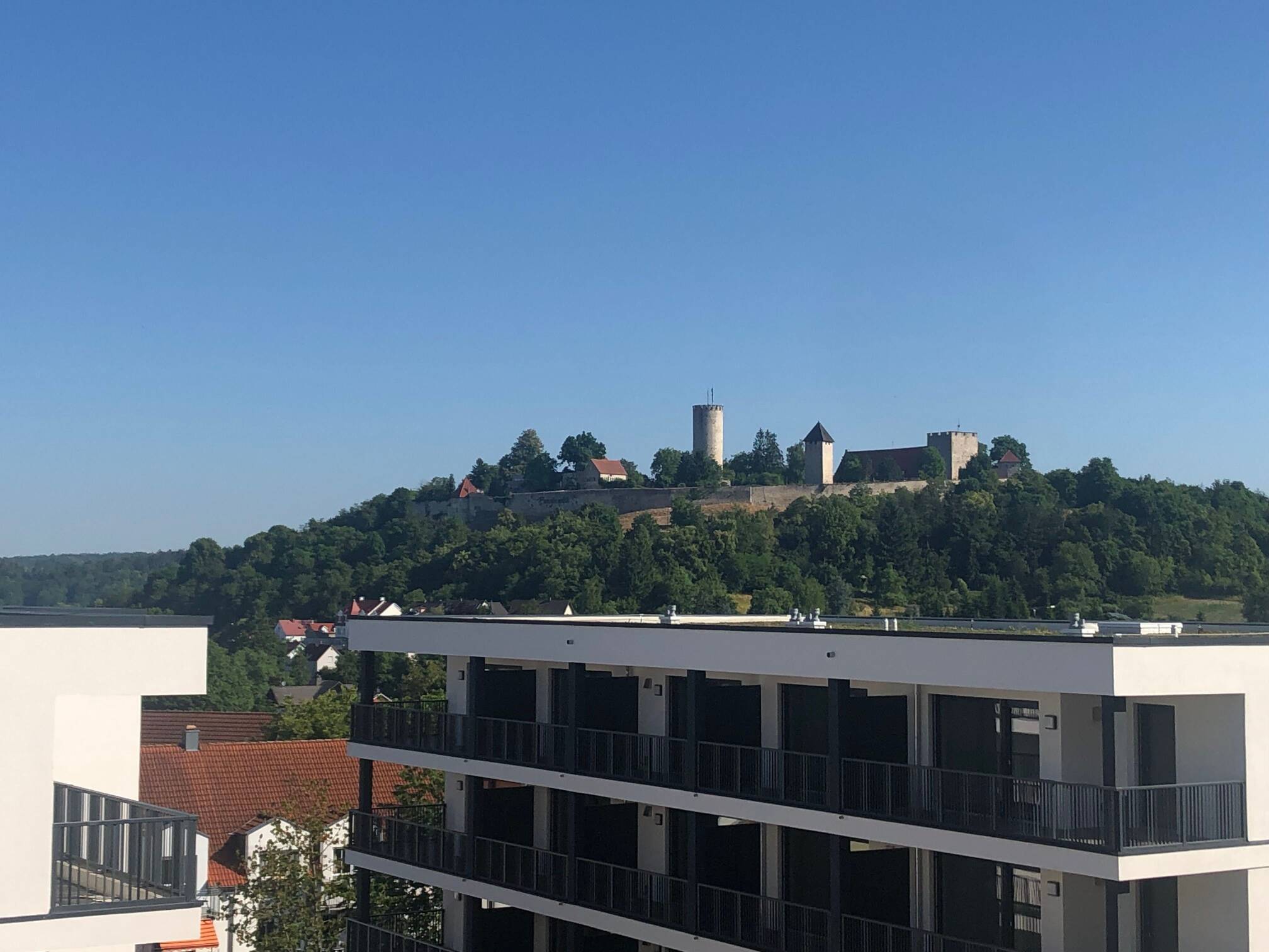 Hochwertige Wohnung in 93133 Burglengenfeld, Dr.-Kurt-Schumacher- teilmöbliert mit Südwest Balkon, 93133 Burglengenfeld