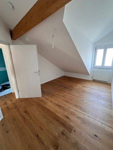 Komplett sanierte 2-Zimmer-Dachgeschoss-Wohnung in Geretsried, 82538 Geretsried