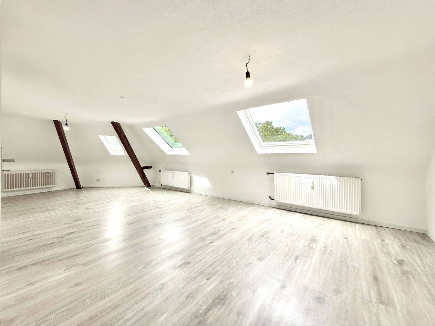 Über den Dächern des Blumenplatzes – Modernisierte 2-Zimmer-Wohnung mit Einbauküche, 47798 Krefeld (Cracau Dießem/Lehmheide Inrath/Kliedbruch Kempener Feld/Baakeshof Stadtmitte)