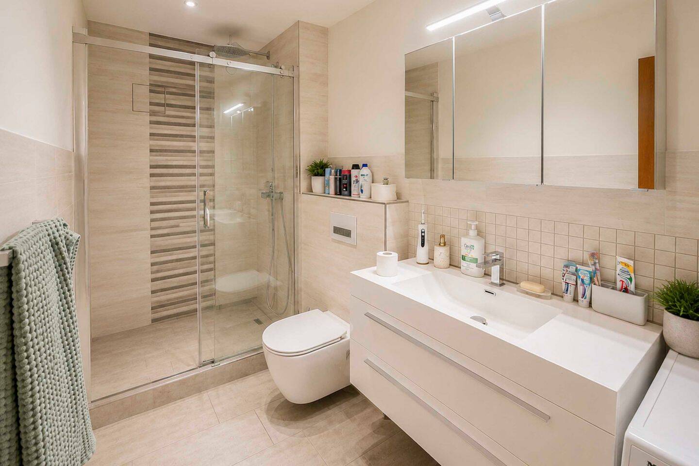 Erbpacht: Gepflegte 3-Zimmer-Maisonette mit Südbalkon, Tiefgarage & Pool in Hannover, 30457 Hannover