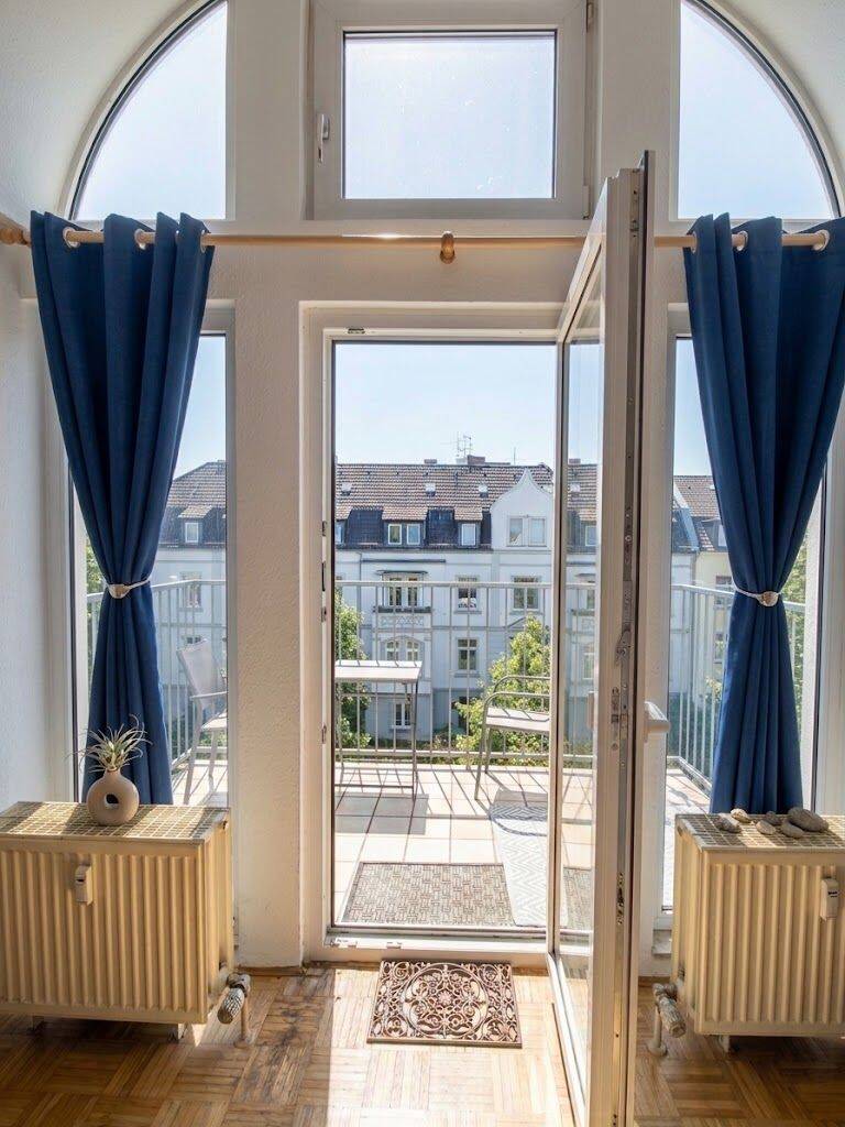 Lichtdurchflutete Dachgeschosswohnung mit Charme & Balkon in Spielstraße in Innenstadtnähe