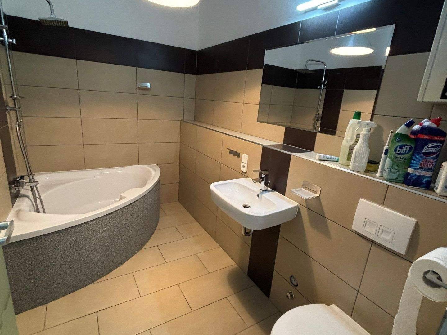 Schöne 2-Zimmerwohnung in einer umgebauten Schule