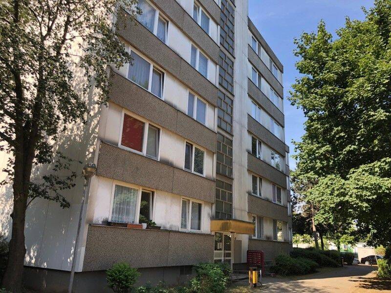 Nestbau für zwei: Frisch sanierte 2-Zimmer-Wohnung mit „Balkonien“-Aussicht (WBS erforderlich), 50769 Köln (Chorweiler)