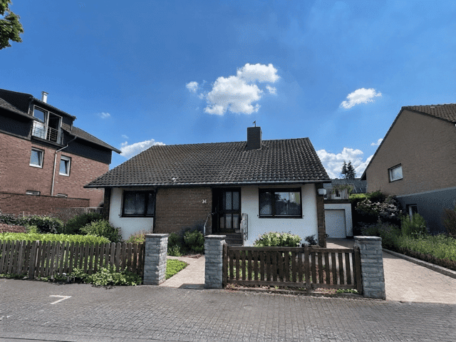 Freistehendes Einfamilienhaus mit Garage in ruhiger Wohnlage, 52428 Jülich