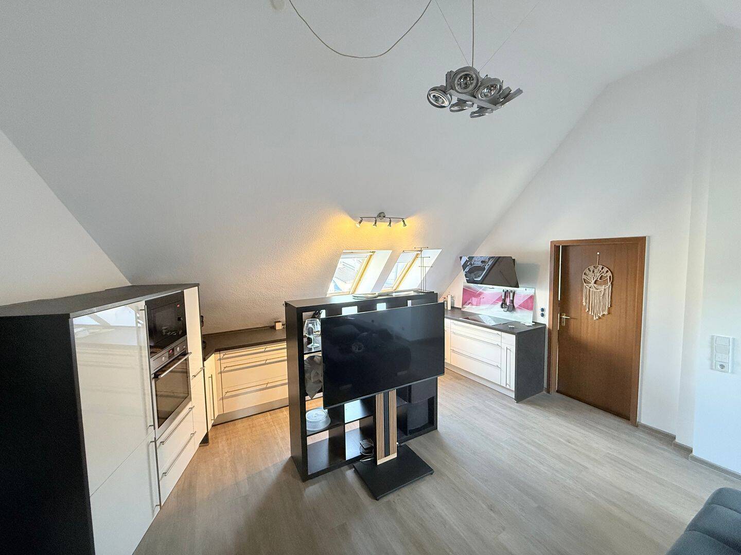 Möblierte 2 Zimmer Dachgeschoss Wohnung, 65232 Taunusstein