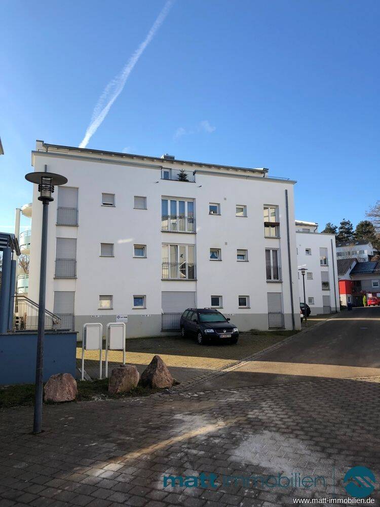 Frisch renovierte, bezugsfreie 4-Zimmer-Erdgeschosswohnung mit Terrasse und Tiefgaragenstellplatz, 78234 Engen