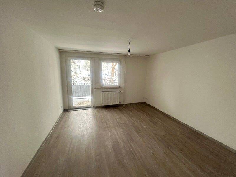 schöne helle 2-Zimmer-Wohnung (WBS) ohen Wand und Bodenbelag, 44379 Dortmund