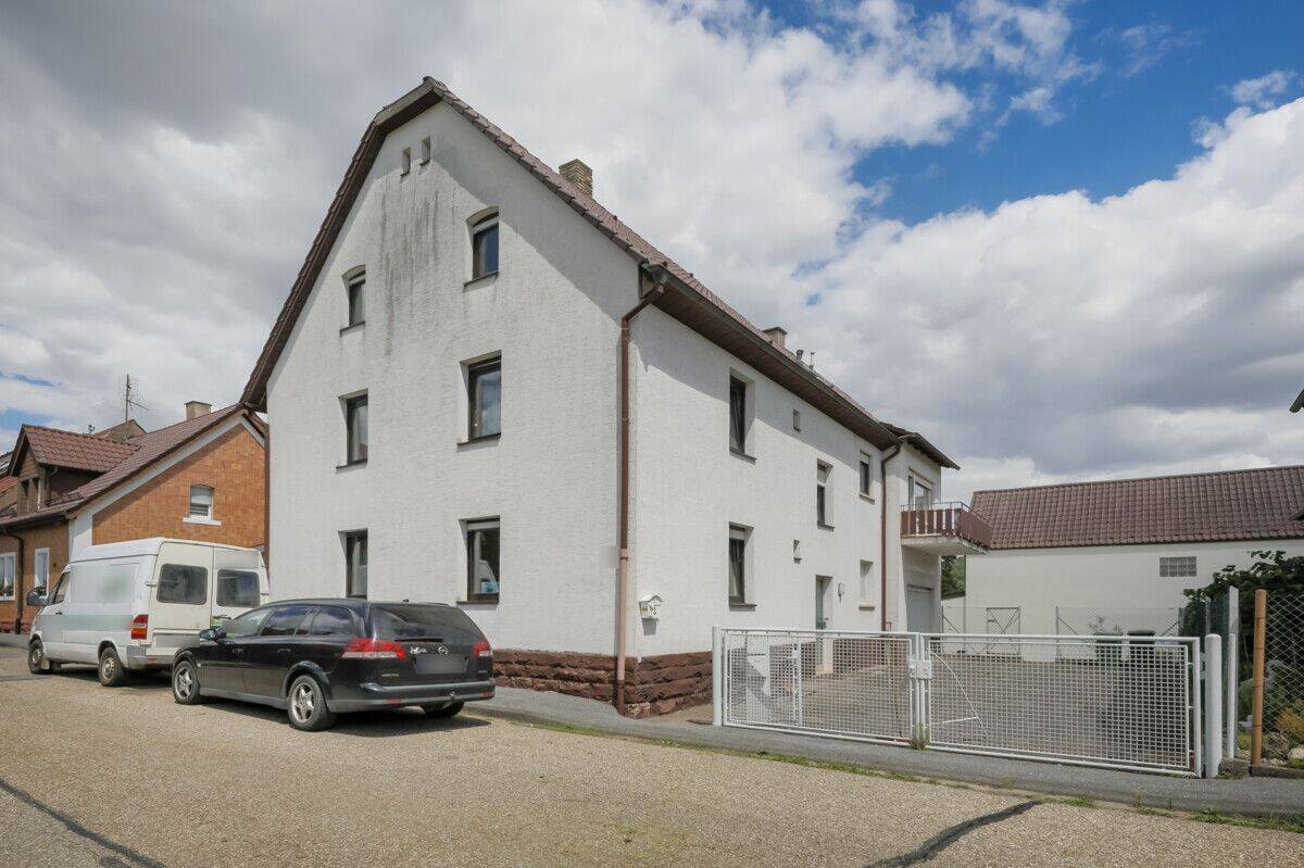 Zweifamilienhaus mit Garten und Süd-Balkon – sanierungsbedürftig mit Potenzial!, 75236 Kämpfelbach