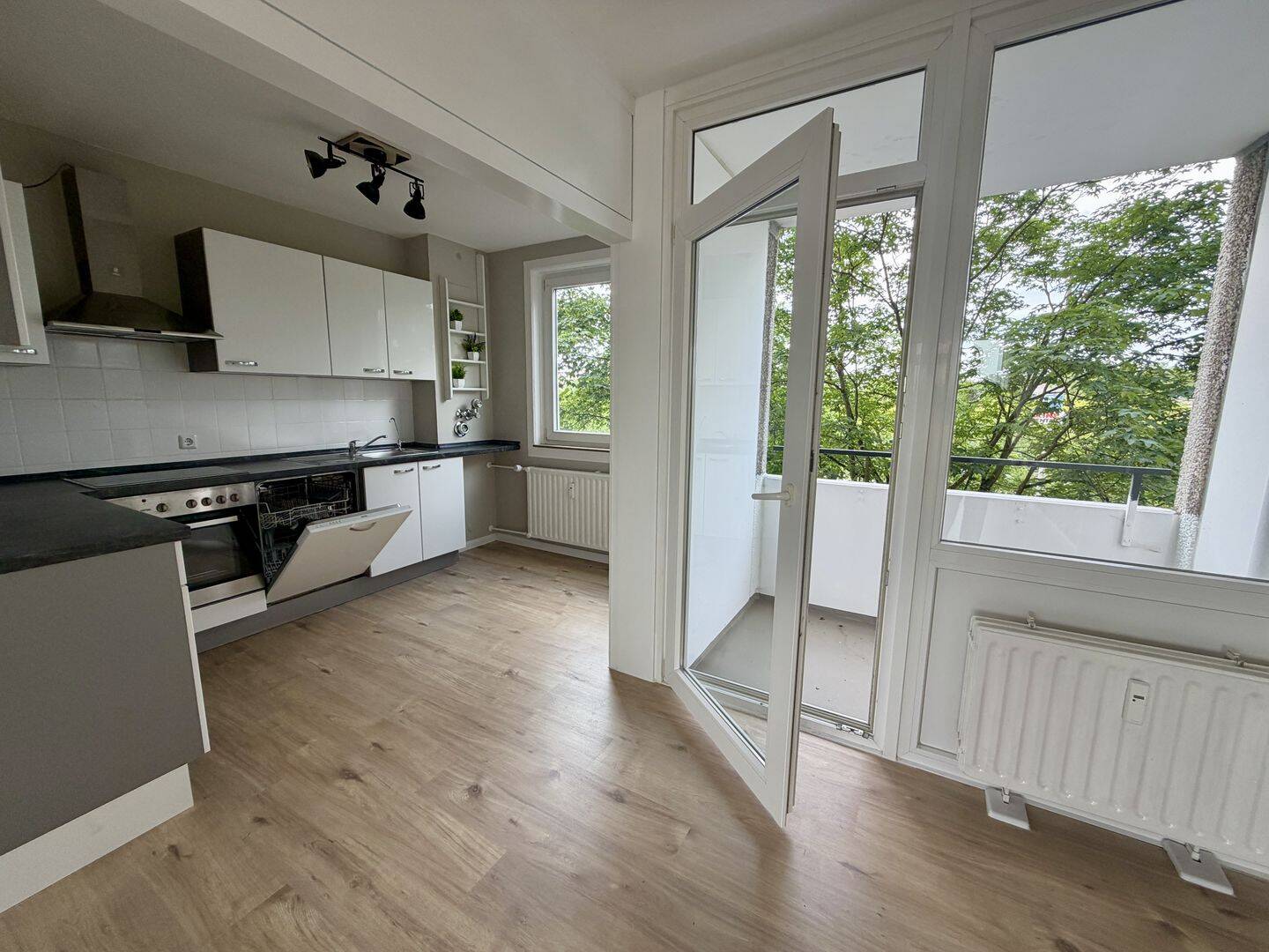 Stilvoll sanierte 3-Zimmer-Wohnung 2 Loggien + Tiefgaragenstellplatz in Bestlage von Laatzen, 30880 Laatzen