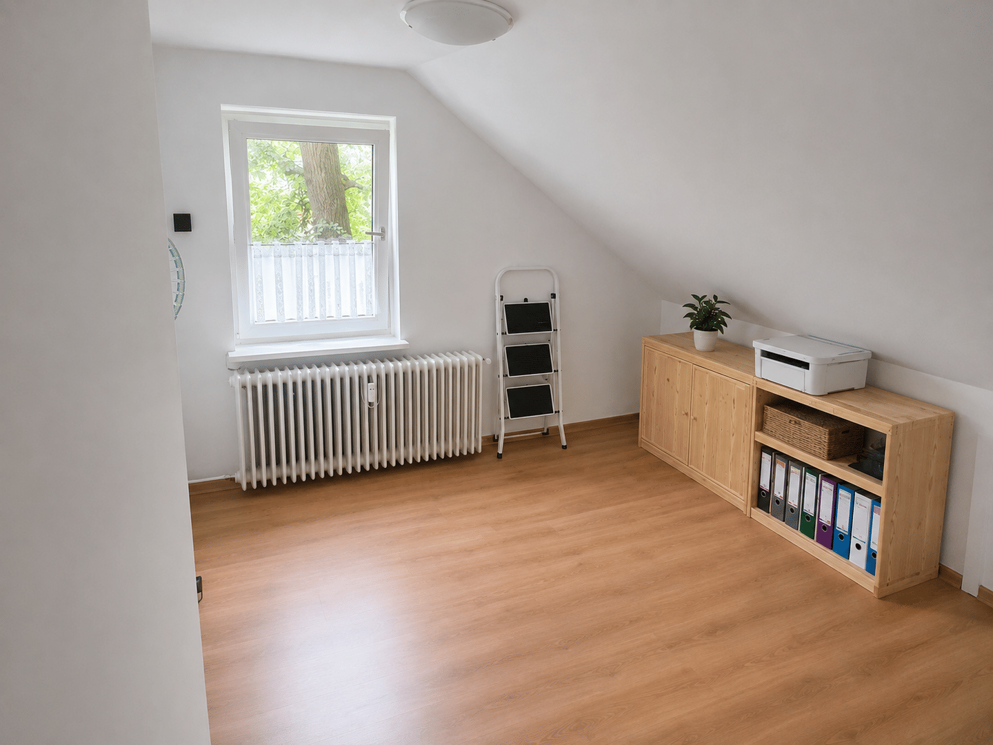 Küstennähe trifft Gemütlichkeit: 2-ZKB-Dachgeschosswohnung in Hage, 26524 Hage